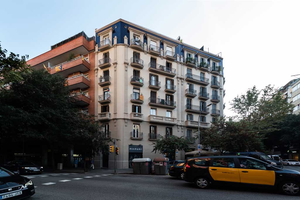 Fachada rehabilitada en calle estenza