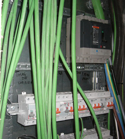 Instalación eléctrica en edificio de Barcelona