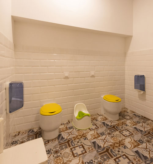 Reforma de baño en espacio infantil